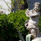 Una volta fuori raggiungiamo un giardino situato praticamente all�interno di lama Lamasinata, l�ex fiume che affianca l�abbazia. Tra statuette di angeli...